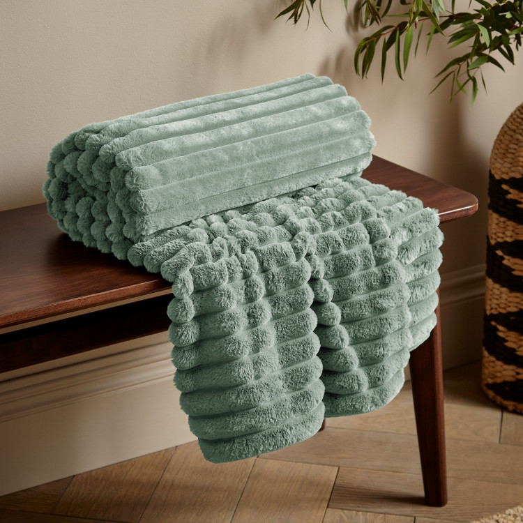 COSY RIBBED GREEN THROW