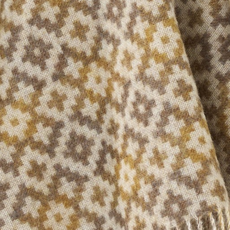 T0924/N09 DARMOUTH/GOLD THROW